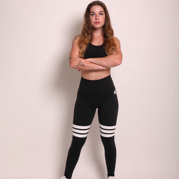 Black Booty Scrunch Leggings 🖤 - Picture 2 of 7